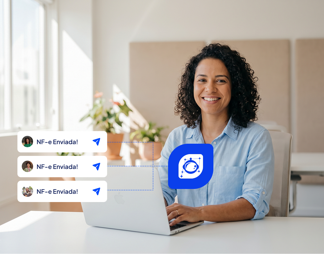 Mulher sorrindo diante do notebook com avisos de NF-e enviada ao cliente