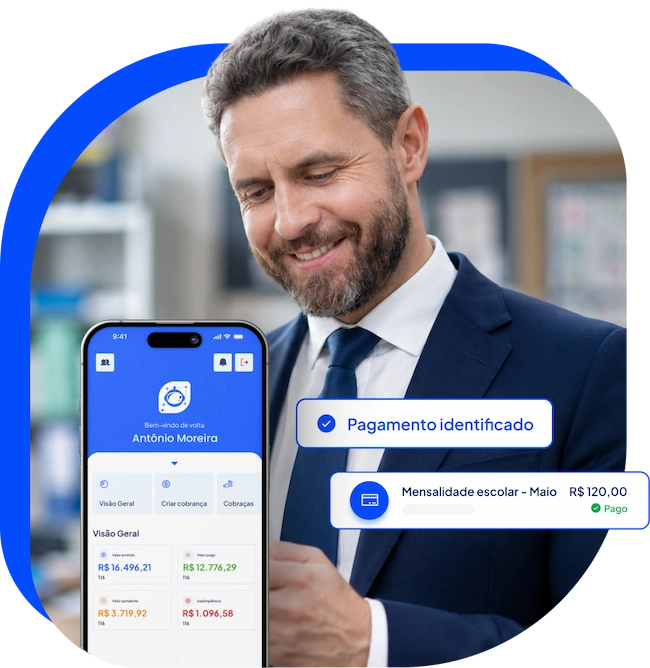 Educador confirmando pagamento de mensalidade pelo celular no app LyTex